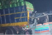 গ্যাসভর্তি ট্রাক ও অ্যাম্বুলেন্সের সংঘর্ষে ৬ জন নিহত গ্যাসভর্তি ট্রাক ও অ্যাম্বুলেন্সের সংঘর্ষে ৬ জন নিহত