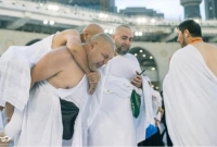 বাবাকে কাঁধে নিয়ে তাওয়াফ করছেন ছেলে, বিশ্বব্যাপী সামাজিক মাধ্যমগুলোতে প্রশংসা