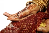 বিয়ের দাবিতে প্রেমিকের বাড়িতে মেয়ে-মা-খালার অনশন!