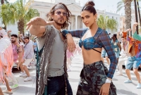 সব রেকর্ড ভেঙে বলিউডের মুখ রক্ষা করলেন শাহরুখ