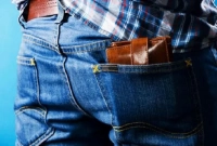 প্যান্টের পেছনের পকেটে মানিব্যাগ রাখেন? যে শারীরিক সমস্যা হবে!