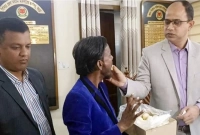 হিরো আলমকে মিষ্টি খাওয়ালেন জেলা নির্বাচন কর্মকর্তা