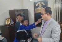 হেরেও নির্বাচন কর্মকর্তাকে মিষ্টি খাওয়ালেন হিরো আলম