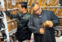 জুতার উপর আগুন ধরে মিশা বলেন, ‘ও মাই গড’