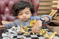 বাবা শাকিব খানের অফিসে দাবা খেলায় ব্যস্ত ছেলে শেহজাদ