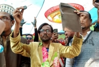 গাড়ি উপহার দেওয়া সেই শিক্ষকের এবার নির্বাচনের ঘোষণা