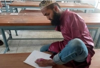 দুই হাত না থাকলেও পা দিয়ে লিখে জিপিএ-৪.৫৭ দুই হাত না থাকলেও পা দিয়ে লিখে জিপিএ-৪.৫৭