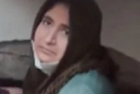 হিজাব পরেই ধ্বংস্তূপ থেকে বের হলেন এই নারী (ভিডিও)