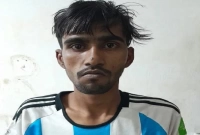 মাত্র ১-২ মিনিটে যে উপায়ে নারীদের মুঠোফোনের ব্যক্তিগত ছবি হাতিয়ে নেন ‘ডেলিভারিম্যান’