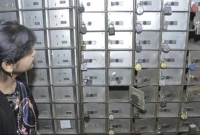 ব্যাংকের লকারে কষ্ট করে গচ্ছিত লক্ষ লক্ষ টাকা খেয়ে গেল উইপোকা!