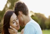 কাজে যাওয়ার আগে স্ত্রীকে চুম্বন করলে যে উপকারিতা!