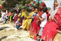 মায়ের পা ধুয়ে অন্যরকম ভালোবাসা দিবস পালন করল শিশুরা