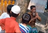 মাইক ভাড়া করে মোবাইল চোরকে যা বললেন মোবাইলের মালিক!