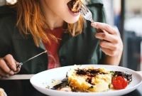 খাওয়ার সময় কেন কথা বলতে নেই? জানুন আসল সত্যিটা