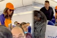 দীপিকাকে সাধারণ যাত্রীদের সঙ্গে দেখেই চতুর্দিকে শুরু হয় ফিসফাস