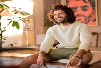 ১০০ জন ভক্তকে অভিনব উপহার দিলেন এই অভিনেতা