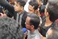 হিরো আলমের পুষ্পস্তবক অর্পণ কেন্দ্রীয় শহীদ মিনারে, ‘সেলফি ঝড়’