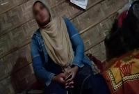 বিয়ের দাবিতে ভাগিনার বাড়িতে মামির অবস্থান