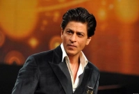 শাহরুখ খানকে জোর করে চুমু!