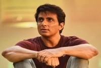 গরিবদেরকে দানের এই অর্থ কোথা থেকে আসে, জানালেন সোনু নিজেই