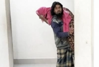 স্ত্রীকে মারধর করে কাঁধে নিয়ে হাসপাতালে স্বামী