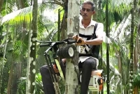এবার গাছে উঠার ‘বাইক’ উদ্ভাবন করলেন এক কৃষক! দেখুন ভিডিও
