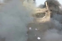 আগুন লেগে হঠাৎ করে ধসে পড়ল ভবন (ভিডিও)