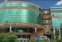 ব্যবস্থাপত্রের লেখা বুঝতে না পারায় ডাক্তারের আঙুল ভাঙলেন রোগীর স্বজন