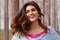 সিনেমার নায়িকাদের কেউ বিয়ে করতে চায় না : কৃতি শ্যানন