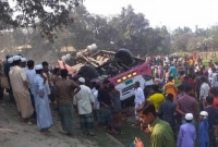 ৭৩ জন যাত্রী নিয়ে সড়কের পাশের ধানক্ষেত উল্টে গেল বাস