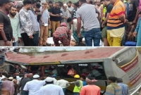 এখন পর্যন্ত ১৭ জনের মৃত্যু, যেখানে এই ভয়াবহ সড়ক দুর্ঘটনা এখন পর্যন্ত ১৭ জনের মৃত্যু, যেখানে এই ভয়াবহ সড়ক দুর্ঘটনা