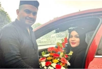 রকিবের প্রত্যাবর্তন, মাহির ফুল দিয়ে শুভেচ্ছা