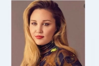 অভিনেত্রী বিবস্ত্র হয়ে রাস্তায় যা ঘটালেন