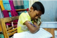 জন্ম থেকেই নেই দুই হাত, তারপরও সব শ্রেণিতে প্রথম!