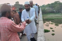 ইফতার নিয়ে পথে পথে ইউএনও