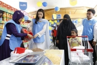 ঢাকার যেখানে মিলছে এক টাকায় মুরগি, ৯ টাকায় তেল 