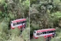 নিয়ন্ত্রণ হারিয়ে সোজা খাদে যাত্রীবাহী বাস!
