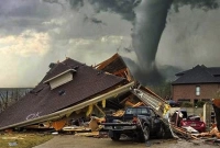 শক্তিশালী টর্নেডোর আঘাতে লন্ডভন্ড যুক্তরাষ্ট্র :  মৃতের সংখ্যা ৩২