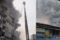 ধোঁয়ার কুণ্ডলীতে ছেয়ে গেছে বঙ্গবাজারের আকাশ, আগুনের তীব্রতা বাড়ছে