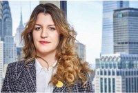 ফরাসি মন্ত্রী মডেল হয়ে পড়লেন তোপের মুখে!