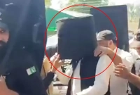 অদ্ভুত বুলেটপ্রুফ হেলমেট পরে আদালতে গেলেন ইমরান খান