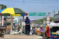 রোদ-বৃষ্টি থেকে রক্ষায় আইল্যান্ড পেল ট্রাফিক পুলিশ