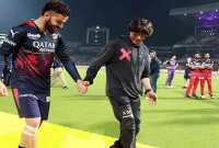 জয়ের পর কোহলিকে মাঠের মধ্যে যা শেখালেন শাহরুখ খান