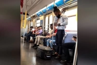 চলন্ত মেট্রোরেলে যুবকের এই কাণ্ড দেখে সকলে হতবাক