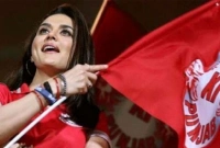 মেয়েকে চুমু দেওয়ায় মা প্রীতি জিনতা ক্ষুব্ধ!