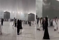 রহমতের বৃষ্টিতে ভিজে পবিত্র কাবা ঘর তাওয়াফ করলেন মুসল্লিরা