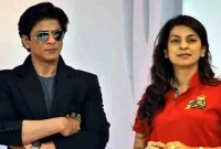 শাহরুখকে কেন এক লাখ টাকা দিয়ে সাহায্য করেছিলেন জুহি?