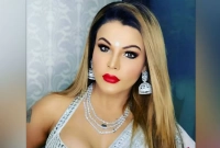 প্রকাশ্যে চুমু দেয়ার মামলায় ১৭ বছর পর যা ঘটল