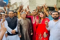 ১৪ দিনের ছেলেকে নিয়ে আওয়ামী লীগ কার্যালয়ে মাহি