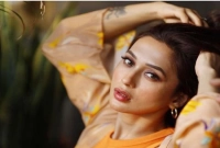 হঠাৎ আঙুল কেটে ফেললেন মিমি, অতঃপর যা হলো